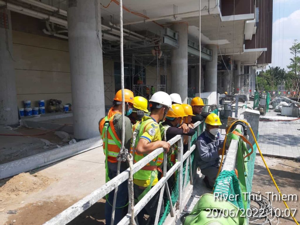 dich-vu-ve-sinh-kinh-toa-nha-chuyen-nghiep